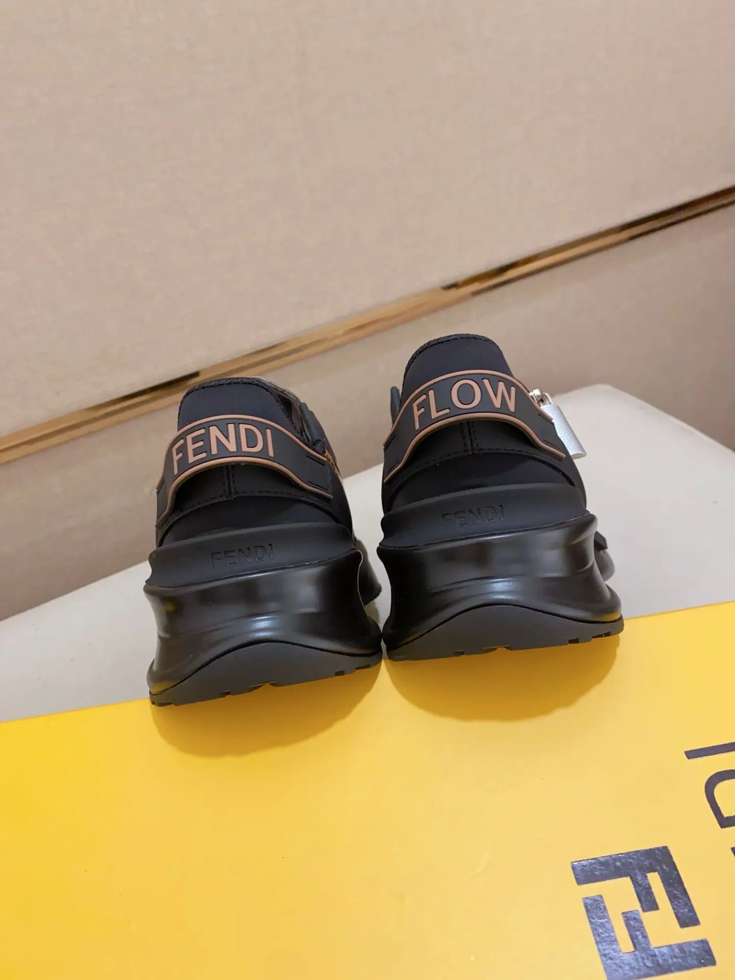 Men's shoes💰: 540💰(Higher version) [Fendi] Fendi's latest casual shoes for men! Available at counters simultaneously! A one-to-one replica of the original. Made entirely of imported top-grain calfskin, the interior is made of top-grain water-dyed cowhide, and the original factory-supplied rubber outsole. Leading new fashion concepts. Matching code: 38-44. 45 can be customized and non-returnable!